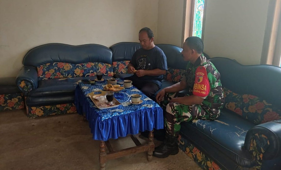 Mempererat Hubungan Silaturahmi, Babinsa Koramil Wlingi Laksanakan Anjangsana Ke Rumah Warga Binaannya