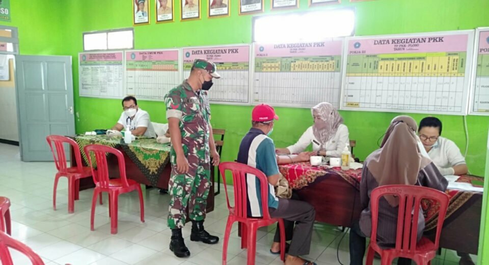 Dukung Kegiatan Vaksinasi Covid-19, Babinsa Pos Selopuro Dampingi Warga Binaannya