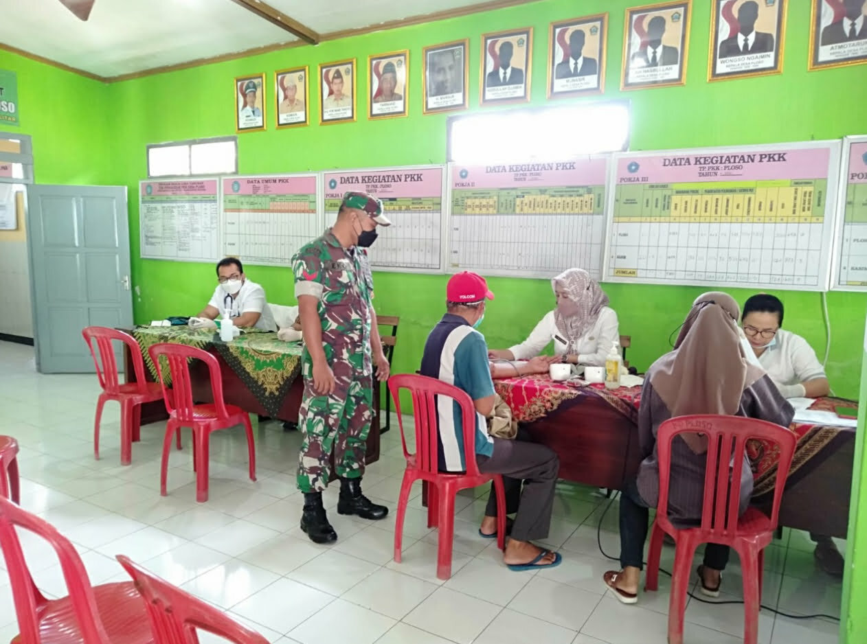 Dukung Kegiatan Vaksinasi Covid-19, Babinsa Pos Selopuro Dampingi Warga Binaannya