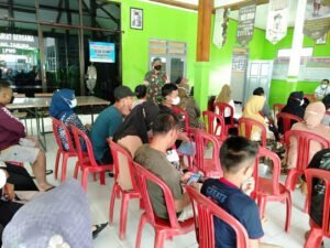 Dukung Kegiatan Vaksinasi Covid-19, Babinsa Pos Selopuro Dampingi Warga Binaannya