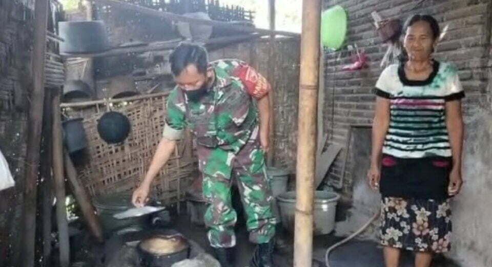 Wujud KepedulianTerhadap Warga Kurang Mampu, Babinsa Koramil Srengat Laksanakan Program Babinsa Masuk Dapur