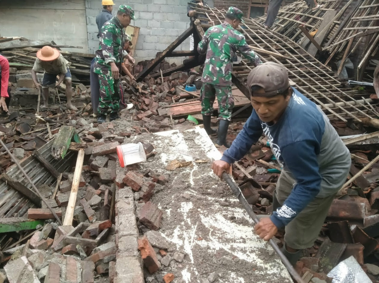 Wujud Kepedulian, Anggota Koramil Kesamben Bantu Atasi Kesulitan Warga Binaannya
