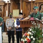Peduli Lingkungan, Babinsa Koramil Sutojayan Bersama Dinas Terkait Dan Warga Masyarakat Tanam Pohon Kayu Putih