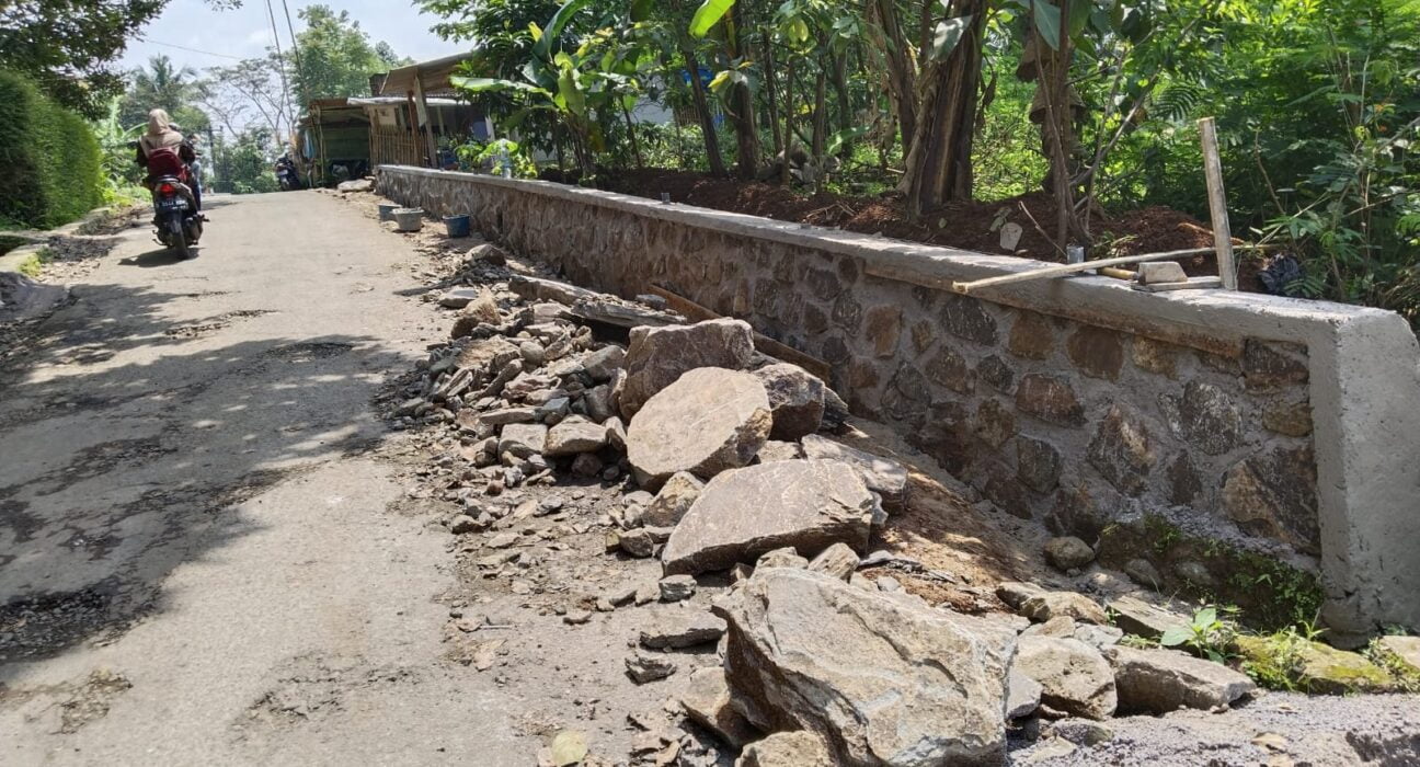 Turunnya Dana Proyek Pembangunan TPT, Desa Nagrak Kec.Pacet Yang Tidak Di Bayar