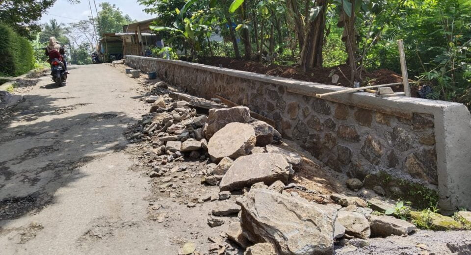 Turunnya Dana Proyek Pembangunan TPT, Desa Nagrak Kec.Pacet Yang Tidak Di Bayar