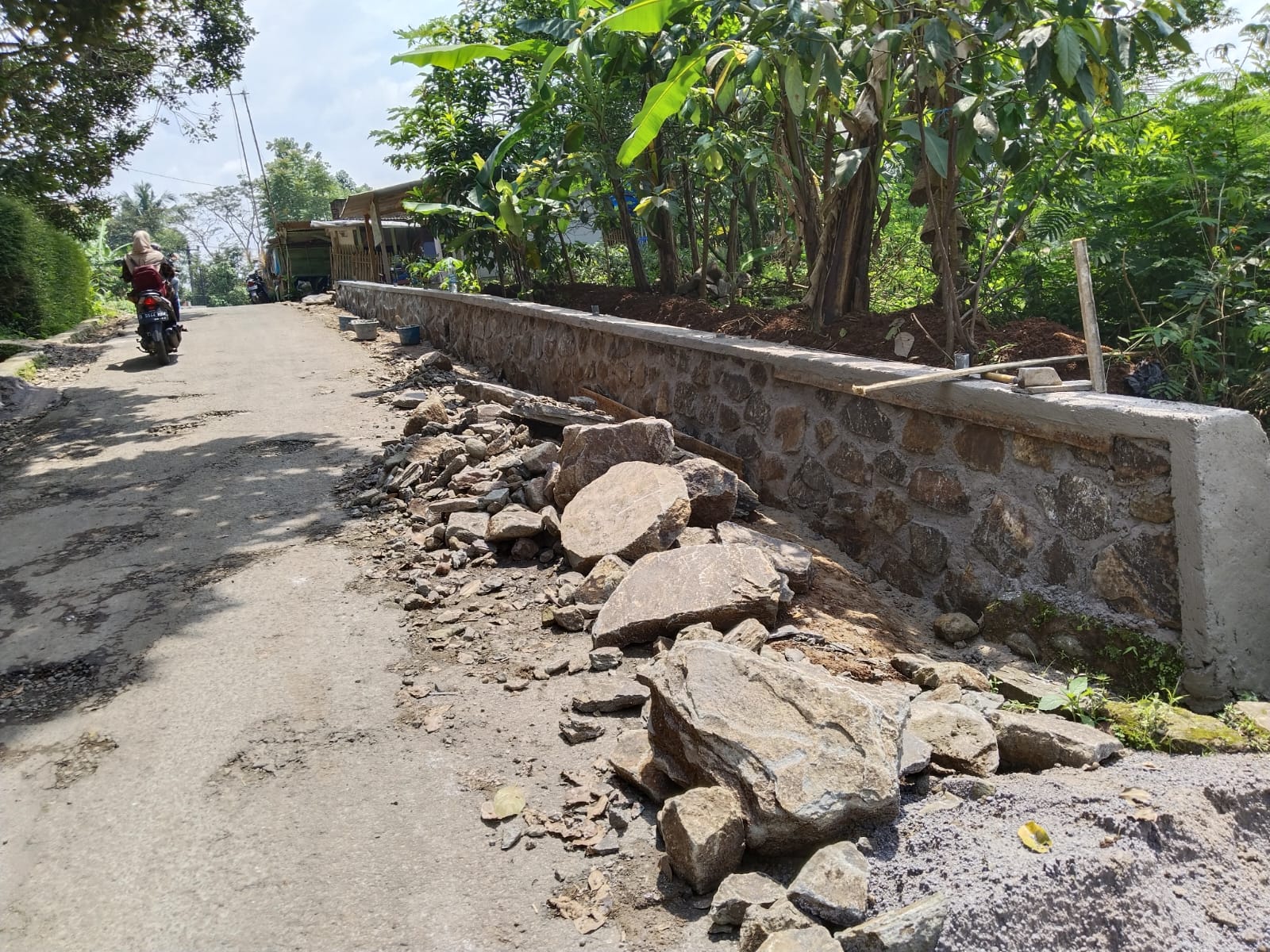 Turunnya Dana Proyek Pembangunan TPT, Desa Nagrak Kec.Pacet Yang Tidak Di Bayar