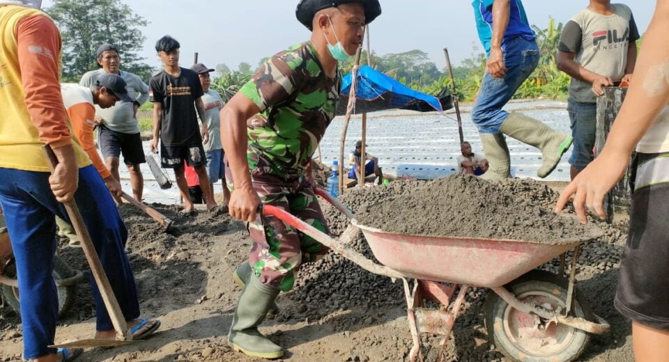 Wujud Kebersamaan, Babinsa Koramil Ponggok Gelar Kerja Bakti Bersama Warga Masyarakat