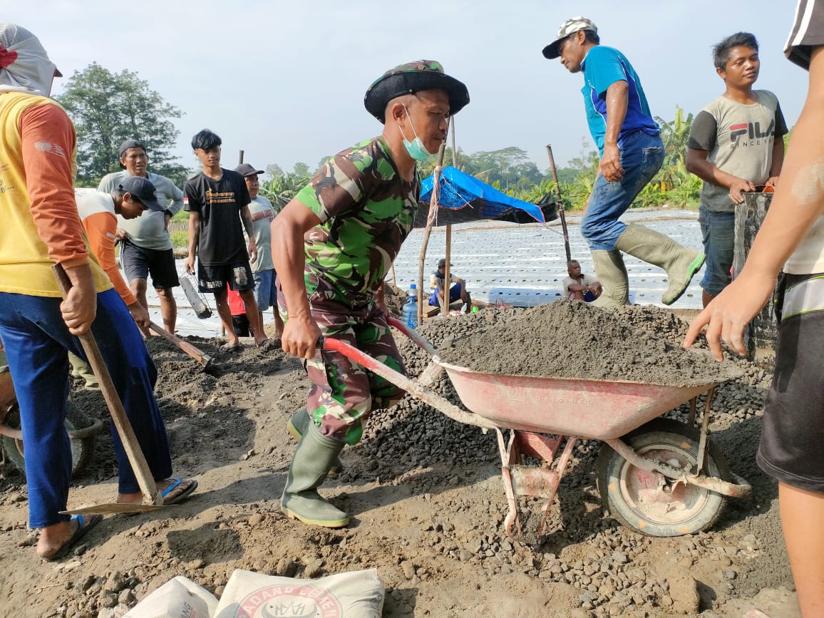 Wujud Kebersamaan, Babinsa Koramil Ponggok Gelar Kerja Bakti Bersama Warga Masyarakat