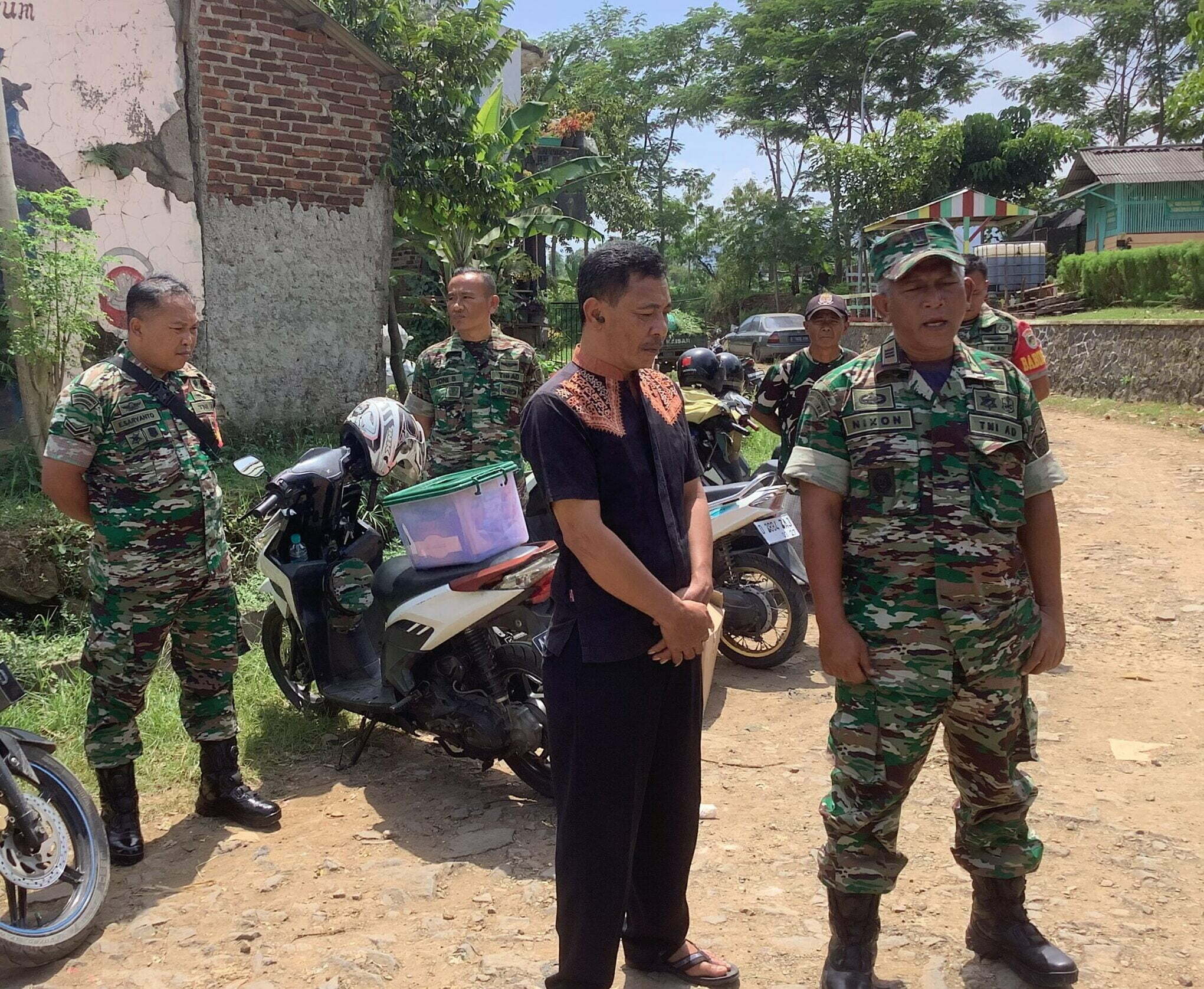 Danramil 2407/DAYEUHKOLOT Memberi Bantuan Sembako Kepada Warga Binaanya