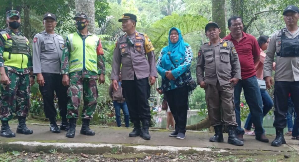 Tahun Baru Petugas Gabungan Gelar Patroli Bersama Anggota Koramil 0808 Satpol PP Kecamatan