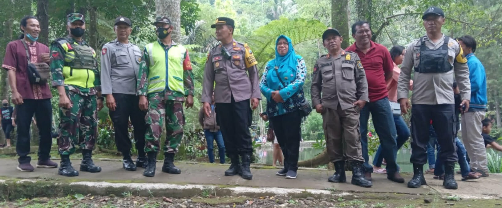Tahun Baru Petugas Gabungan Gelar Patroli Bersama Anggota Koramil 0808 Satpol PP Kecamatan