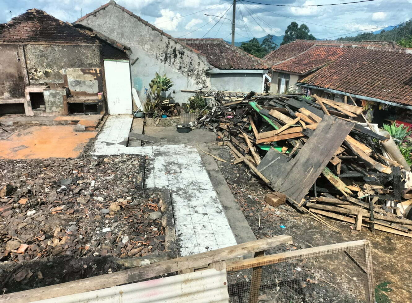 Tahun Baru Di Desa Alam Endah Satu Rumah Di Lahap Si Jago Merah