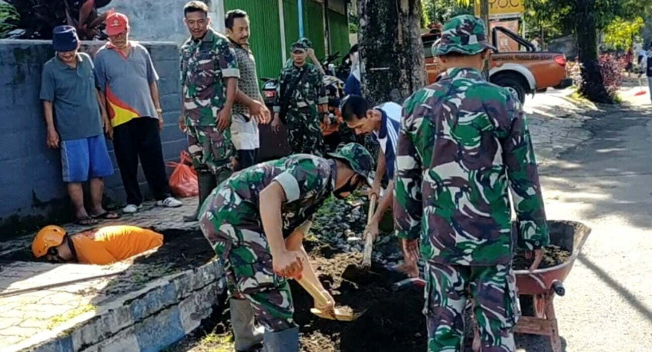 Peduli Kebersihan Lingkungan, Anggota Koramil Wlingi Gelar Kerja Bakti Pembersihan Drainase