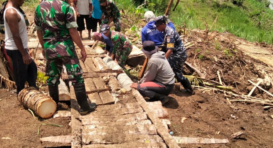 Kompak, Anggota Koramil Bakung Dan Warga Masyarakat Gelar Kegiatan Kerja Bakti Bersama