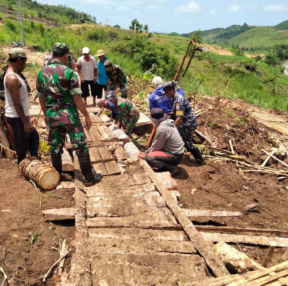 Kompak, Anggota Koramil Bakung Dan Warga Masyarakat Gelar Kegiatan Kerja Bakti Bersama