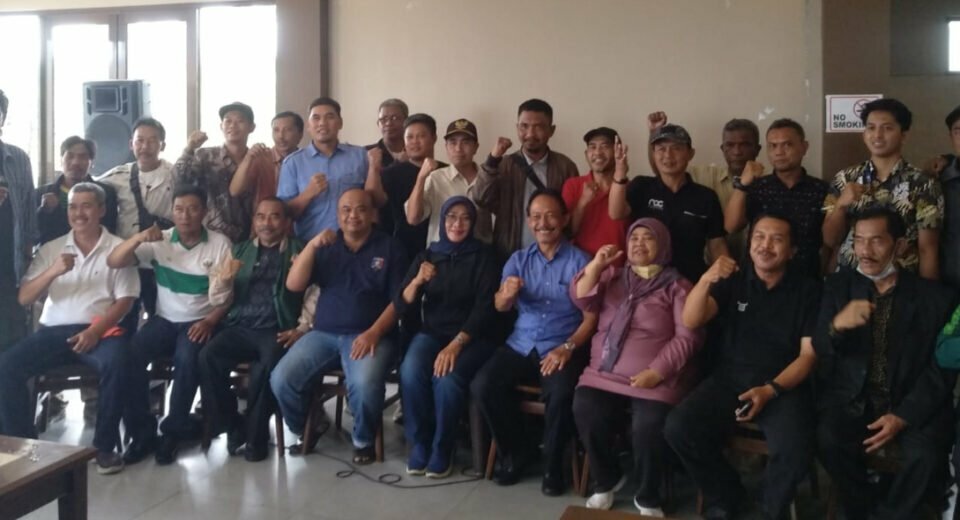 Kab Bandung - Penggurus dari berbagai Klub Sepak Bola adakan silaturahmi selasa