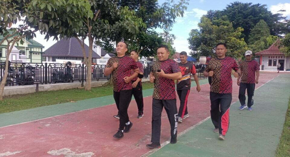 Agar Kondisi Kesehatan Tetap Terjaga, Anggota Kodim 0808/Blitar Gelar Olahraga Bersama