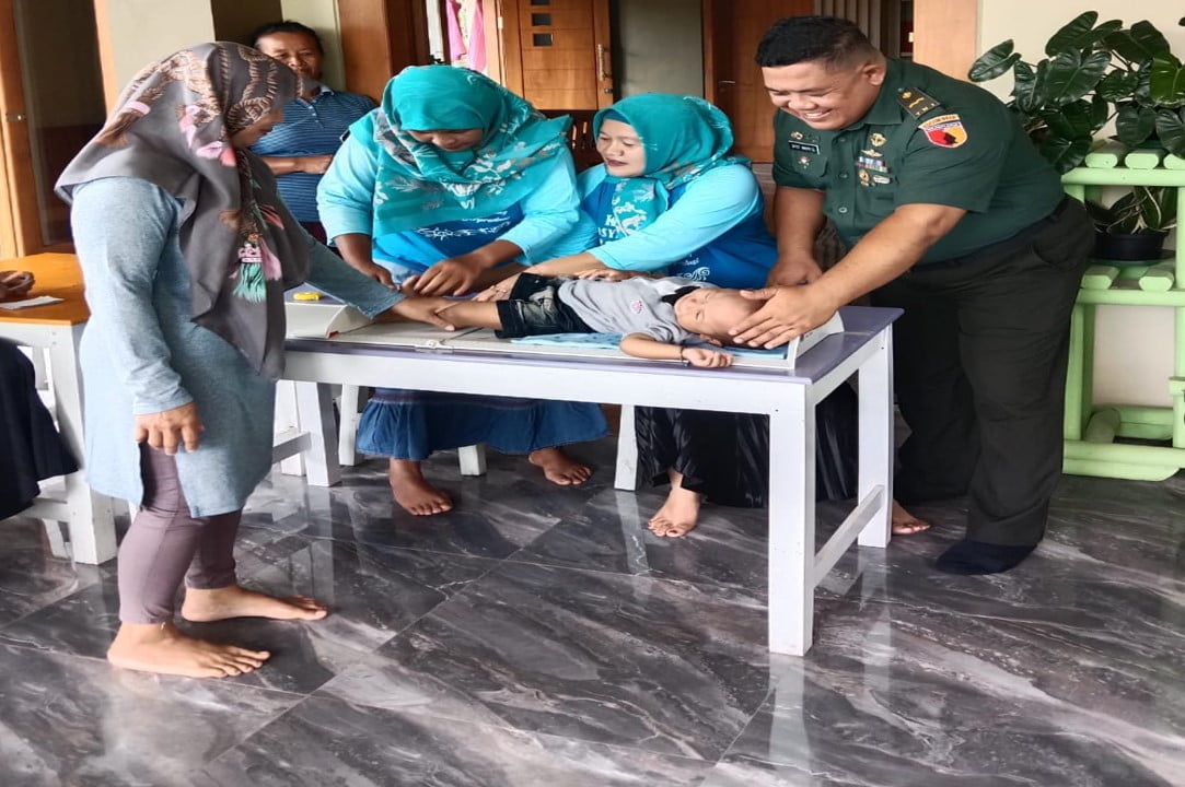 Sukseskan Program Balita Sehat, Babinsa Koramil Talun Dampingi Kegiatan Posyandu Di Wilayah Binaannya