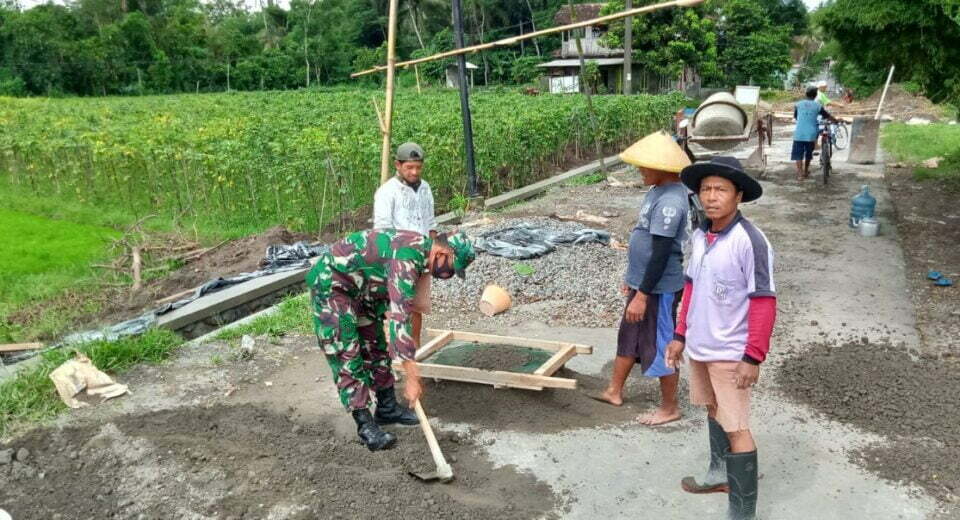 Dalam Rangka Pembinaan,Wujud Kekompakan Dan Kebersamaan Dengan Warga, Babinsa Sanankulon Gelar Gotong Royong Bersama