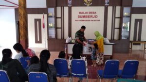Babinsa Koramil Kademangan, Dampingi Pembagian Bantuan Gizi Kepada Anak Yang Mengalami Stunting
