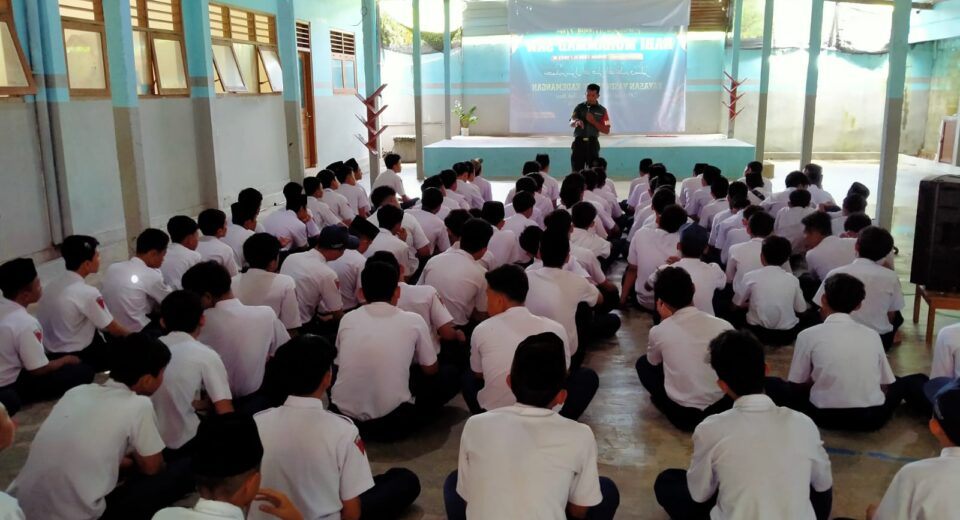 Anggota Koramil Kademangan Melaksanakan Program Babinsa Masuk Sekolah,Tanamkan Disiplin Sejak Dini