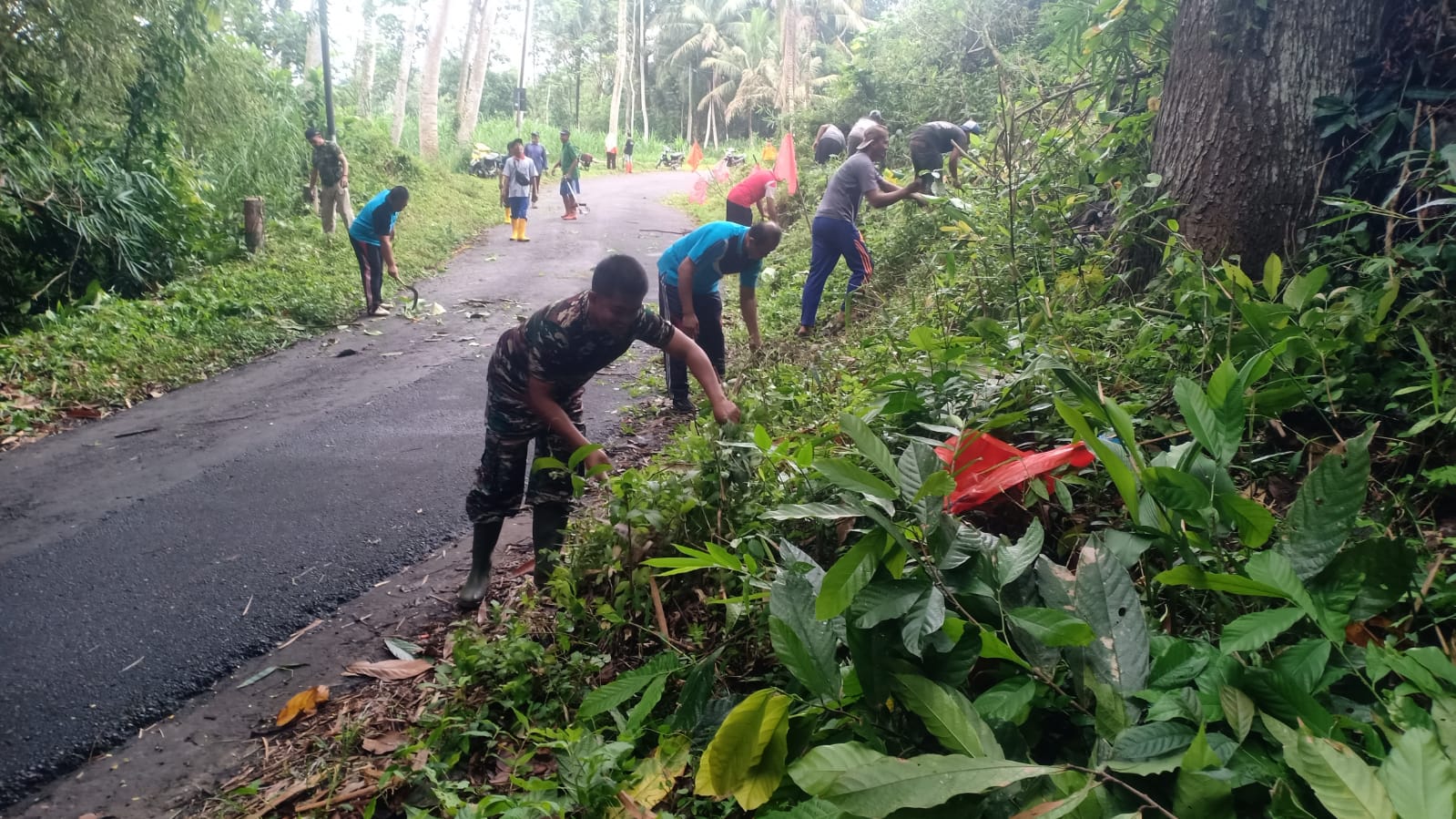 Ciptakan Lingkungan Yang Bersih, Anggota Koramil Doko Gelar Kerja Bakti Bersama