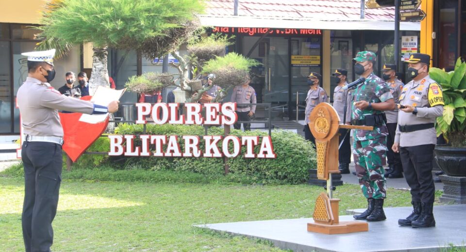 Kapolres Blitar Kota Bersama Dandim 0808/Blitar Pimpin Apel Gelar Pasukan Dalam Rangka Operasi Keselamatan 2023