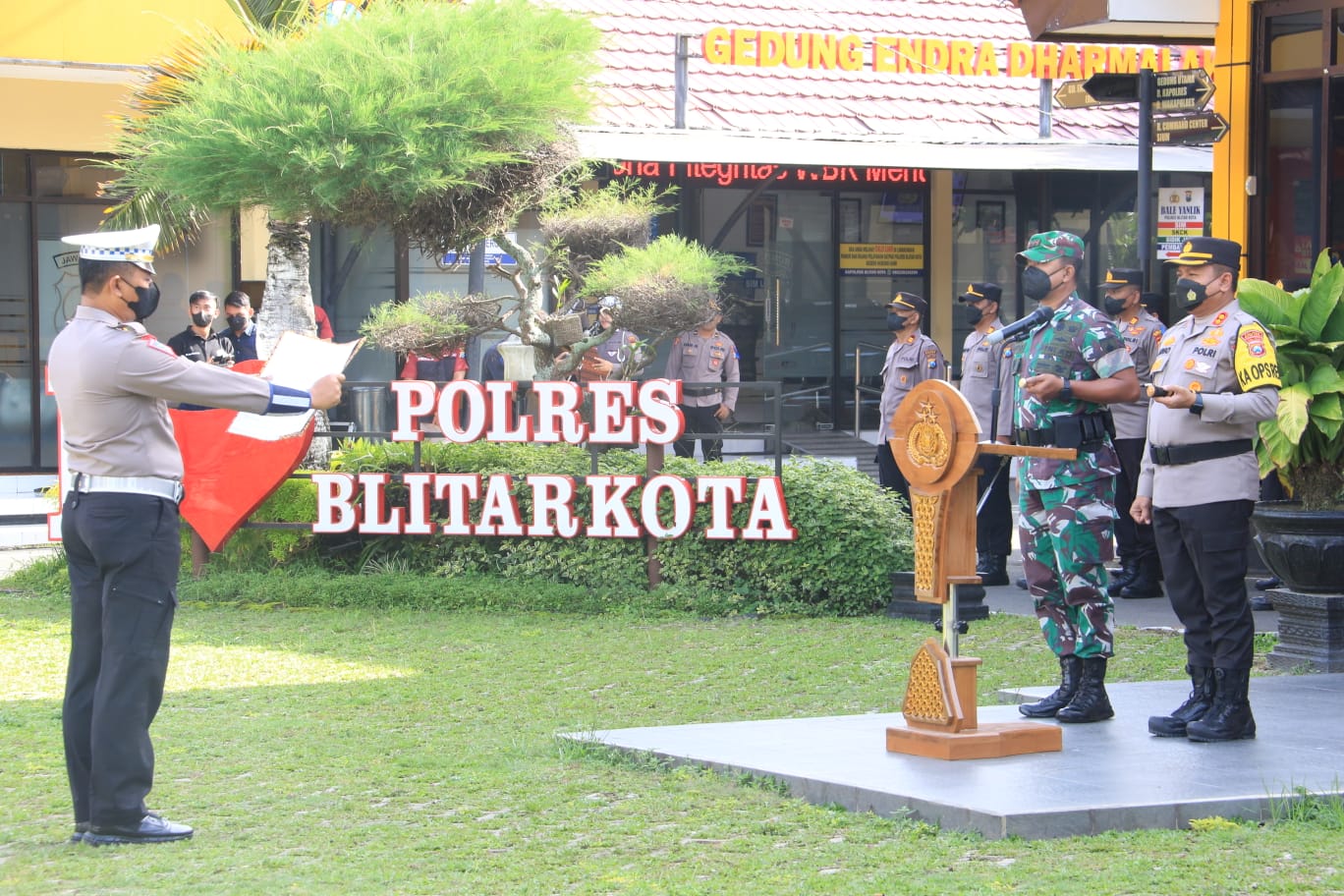 Kapolres Blitar Kota Bersama Dandim 0808/Blitar Pimpin Apel Gelar Pasukan Dalam Rangka Operasi Keselamatan 2023