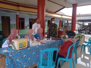 Pastikan Berjalan Lancar, Babinsa Koramil Ponggok Dampingi Kegiatan Vaksinasi Lansia