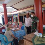 Peduli Kepada Masyarakat Kurang Mampu, Babinsa Koramil Panggungrejo Masuk Dapur Warga