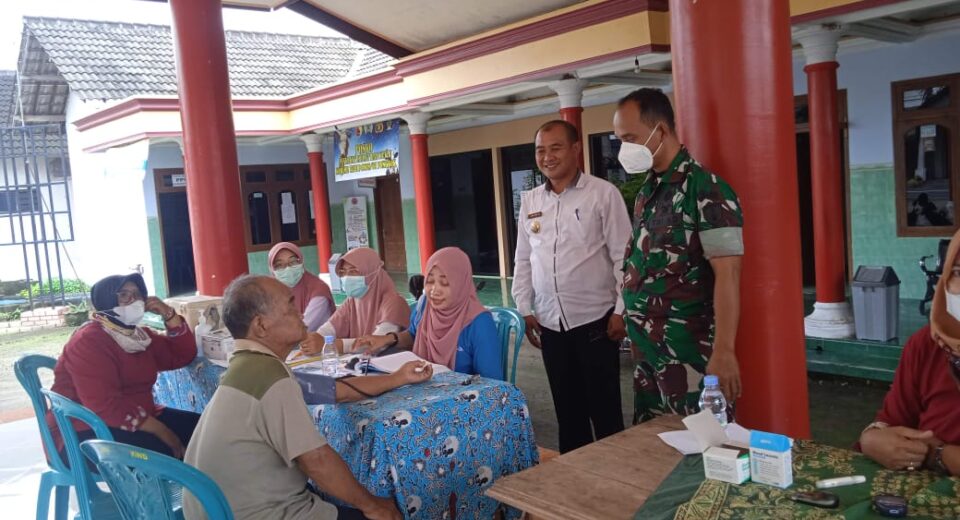 Pastikan Berjalan Lancar, Babinsa Koramil Ponggok Dampingi Kegiatan Vaksinasi Lansia