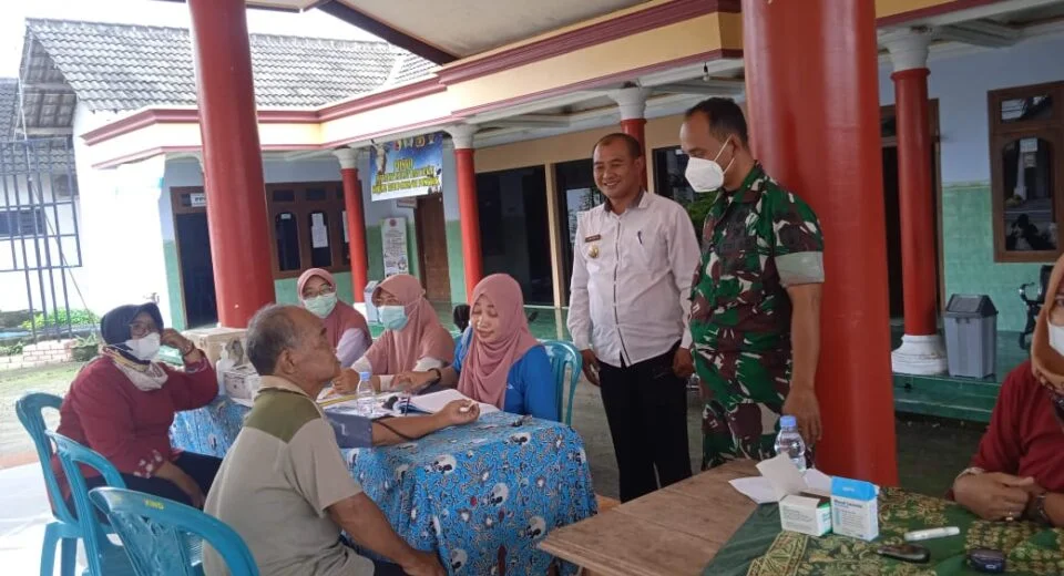 Pastikan Berjalan Lancar, Babinsa Koramil Ponggok Dampingi Kegiatan Vaksinasi Lansia
