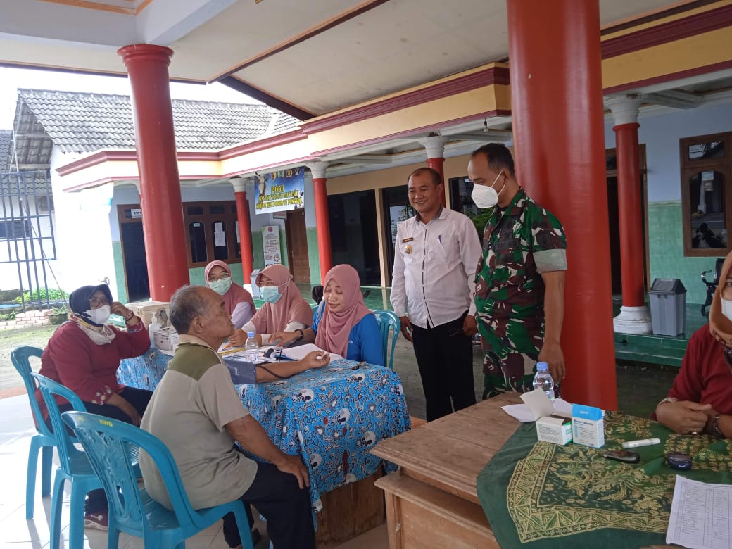 Pastikan Berjalan Lancar, Babinsa Koramil Ponggok Dampingi Kegiatan Vaksinasi Lansia