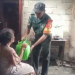 Pastikan Berjalan Lancar, Babinsa Koramil Ponggok Dampingi Kegiatan Vaksinasi Lansia