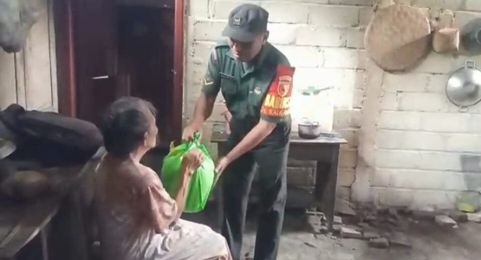 Peduli Kepada Masyarakat Kurang Mampu, Babinsa Koramil Panggungrejo Masuk Dapur Warga
