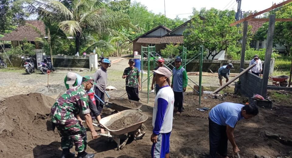 Wujud Kekompakan Dan Kebersamaan Di Wilayah, Babinsa Koramil Doko Gelar Gotong Royong Bersama