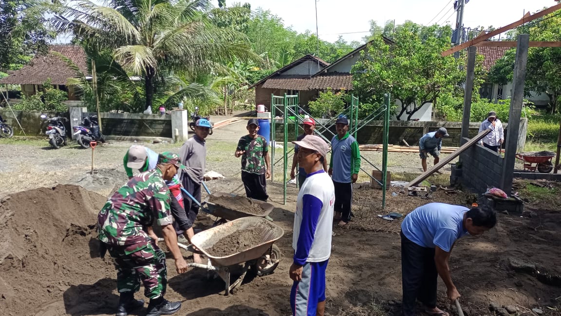 Wujud Kekompakan Dan Kebersamaan Di Wilayah, Babinsa Koramil Doko Gelar Gotong Royong Bersama