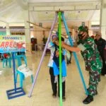 Babinsa Koramil 0808/15 Gandusari Dampingi Pembagian BLT Desa, Pastikan Aman Dan Tepat Sasaran