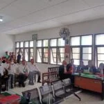 Babinsa Koramil 0808/15 Gandusari Dampingi Pembagian BLT Desa, Pastikan Aman Dan Tepat Sasaran