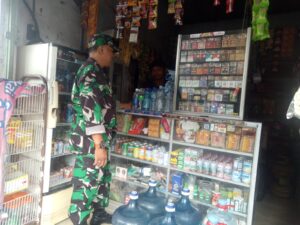 Babinsa Koramil Ponggok Cek Harga Sembako Di Wilayah Binaannya
