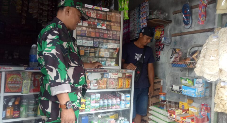 Terjun Langsung Ke Lapangan, Babinsa Koramil Ponggok Cek Harga Sembako Di Wilayah Binaannya