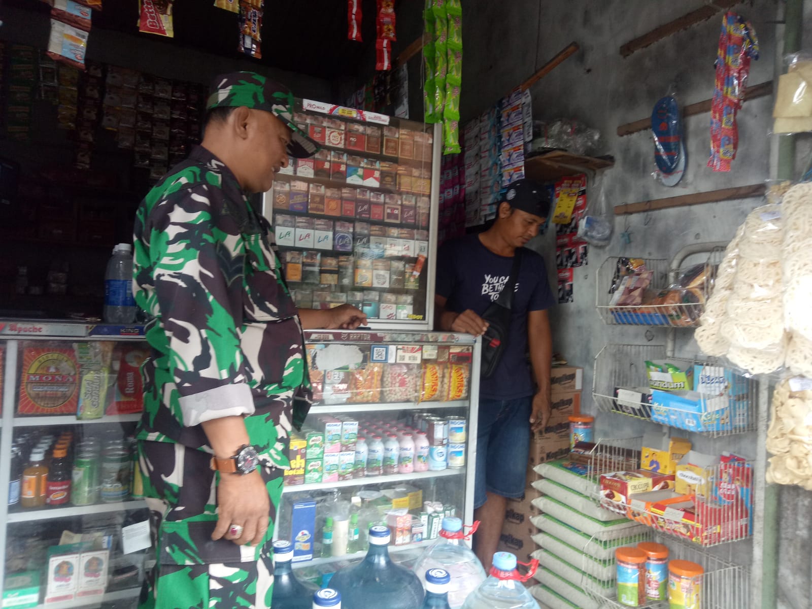 Terjun Langsung Ke Lapangan, Babinsa Koramil Ponggok Cek Harga Sembako Di Wilayah Binaannya