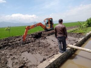 Normalisasi Saluran Irigasi Di Desa Sumber Sari