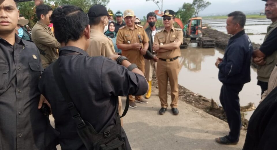 Normalisasi Saluran Irigasi Di Desa Sumber Sari