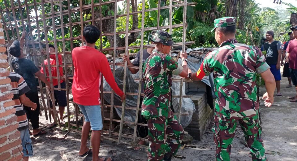 Wujudkan Rumah Layak Huni, Anggota Koramil Talun Bersama Warga Masyarakat Bantu Bedah Rumah