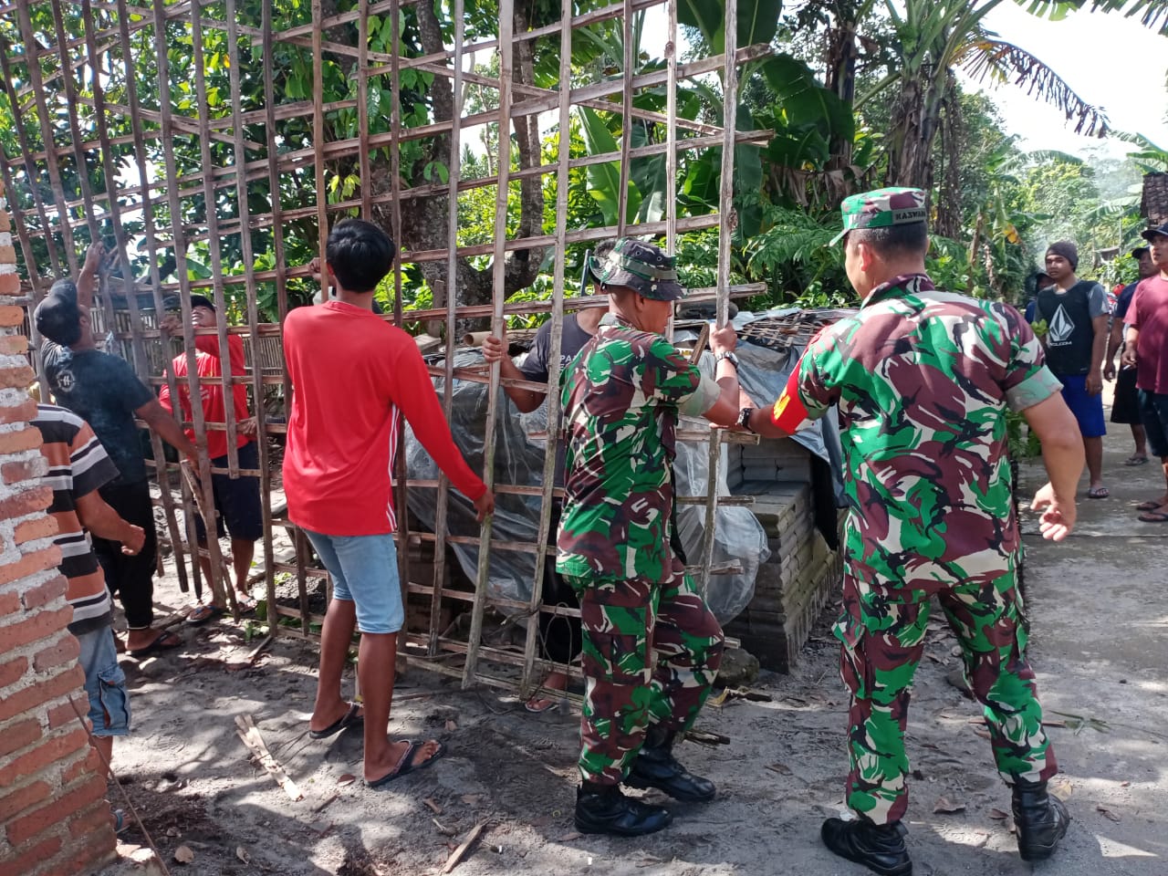 Wujudkan Rumah Layak Huni, Anggota Koramil Talun Bersama Warga Masyarakat Bantu Bedah Rumah
