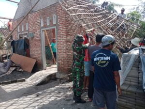 Wujudkan Rumah Layak Huni, Anggota Koramil Talun Bersama Warga Masyarakat Bantu Bedah Rumah