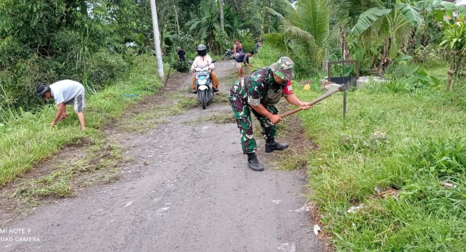 Kerja Bakti Bersama, Bukti Babinsa Koramil Gandusari Hadir Di Tengah Warga
