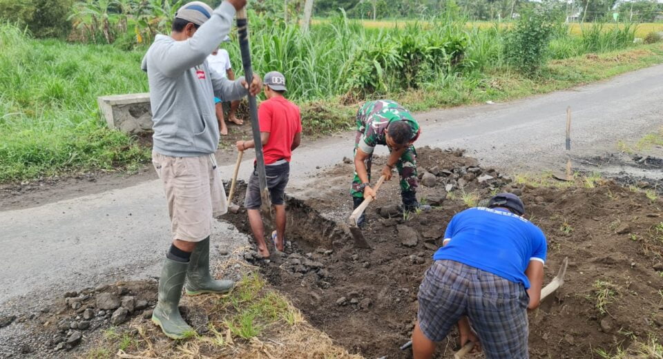 Kompak, Babinsa Koramil Gandusari Dan Warga Masyarakat Gelar Gotong Royong Bersama