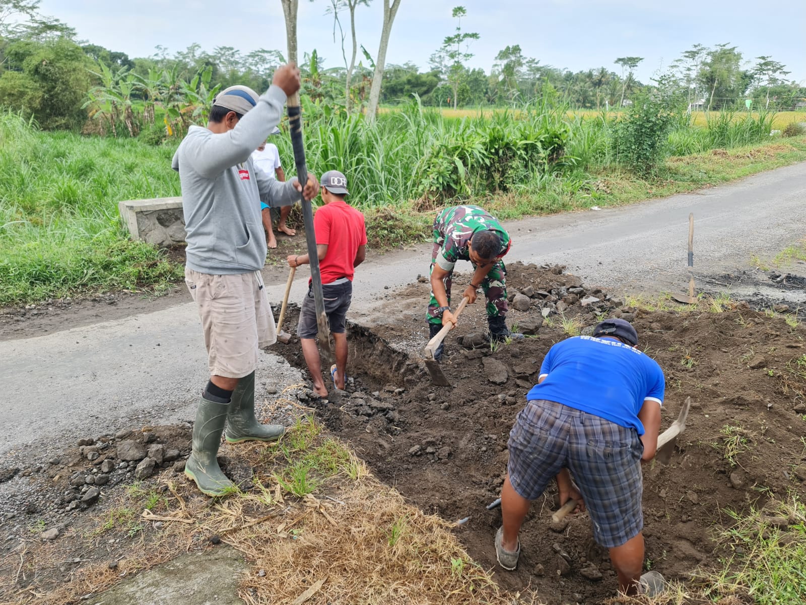 Kompak, Babinsa Koramil Gandusari Dan Warga Masyarakat Gelar Gotong Royong Bersama